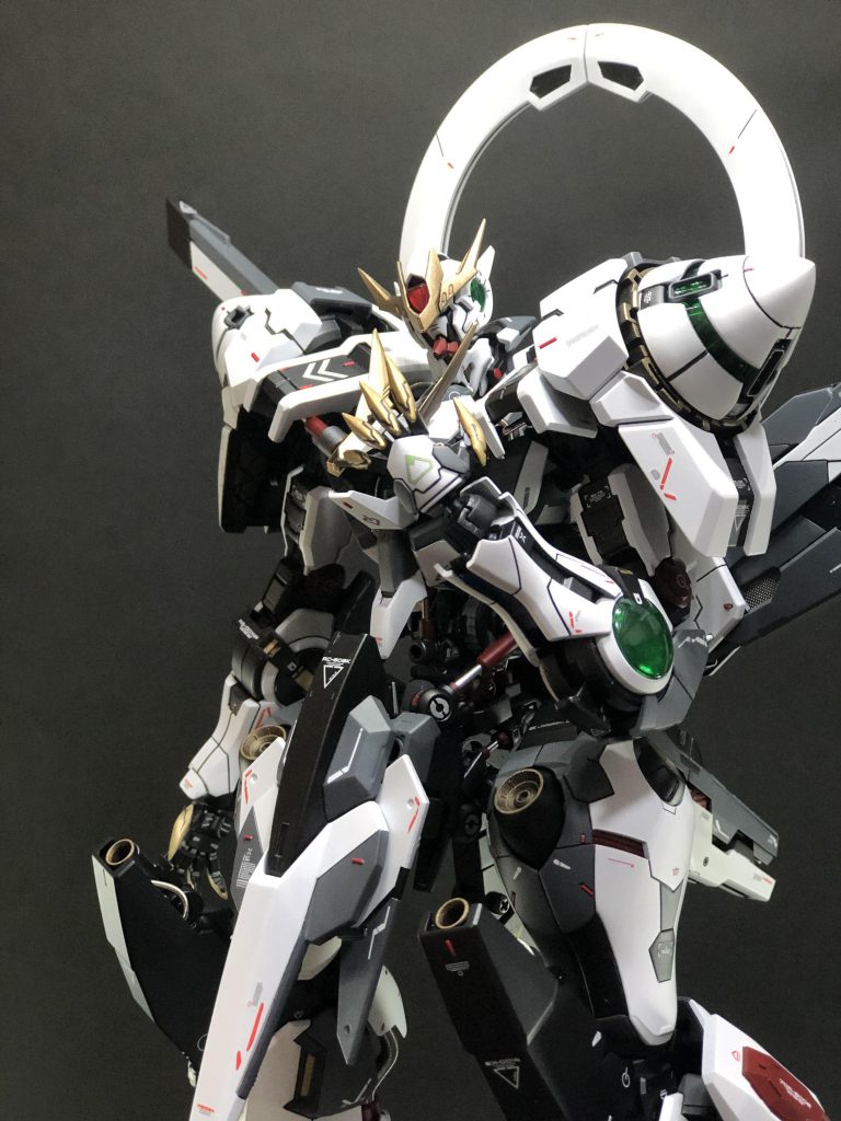 バストアップ。手首は二重関節になっており、より多彩なアクションを可能としております…が!フルアーマー状態の第三形態では可動域なんて物はほぼほぼ死んでいるので、そのアクション性は第二形態まででお楽しみ下さい。そう、クソ改造とは!機体公式設定、世界観、重心、可動域、自律性、そんなもん全て投げ捨てて、自分だけの作りたい形を作り上げる制作である!