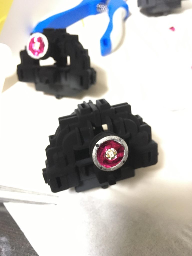 作るのはマジめに作ってます。LED埋め込み、周囲にラピー裏面の写りを抑えるために黒色無双！