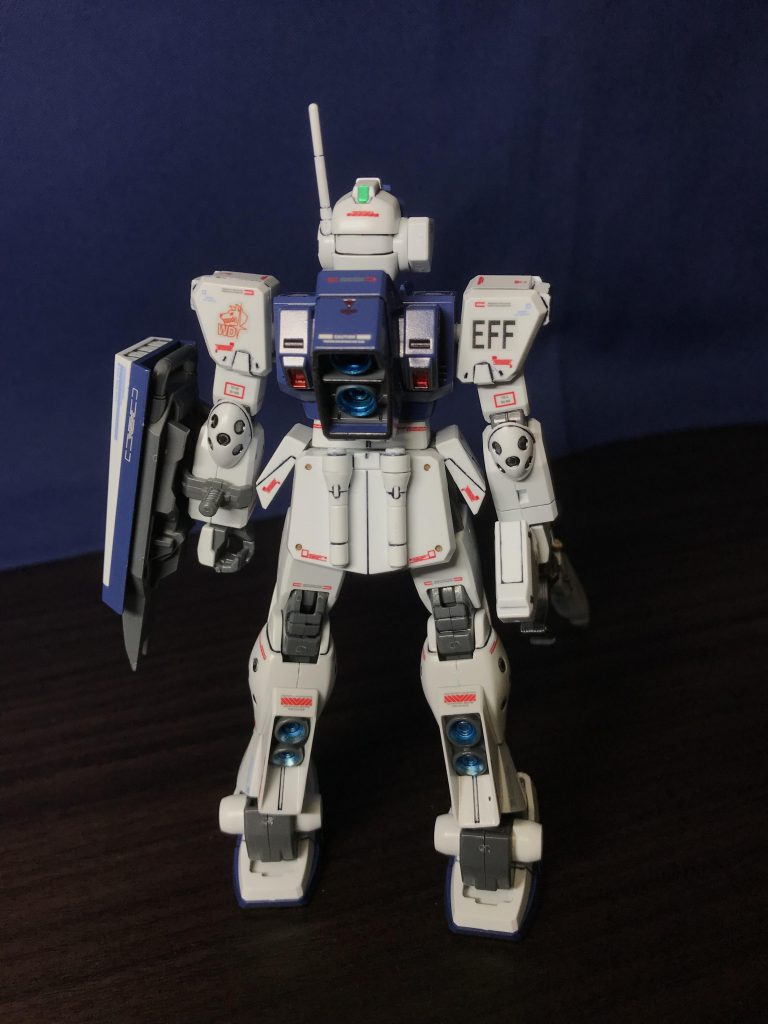 バックから。スラスターは一部塗装。バックパックのサイドも塗装しました。頭部は、前後にセンサーを追加。