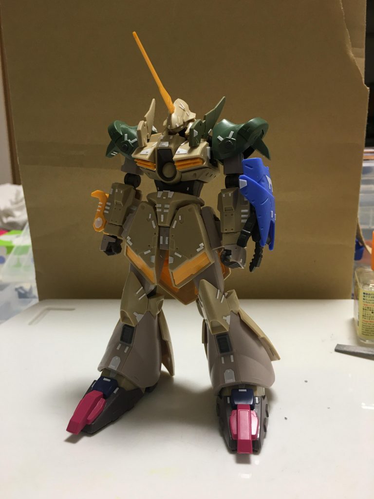 これが一番初期の案です。ガルバルディリベイクのアイデンティティの一つであろう、大きな肩はやめて、シュッとした感じの機体にしようと思っていました。