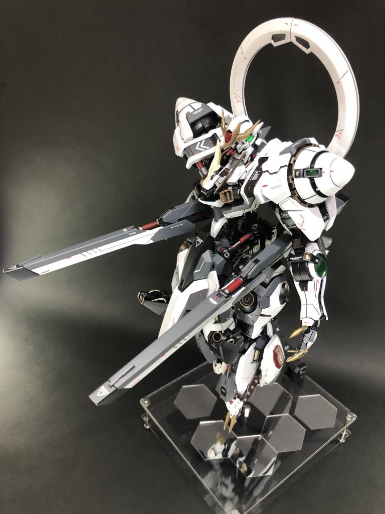 バックパックはフライトフォームとレールガンフォームで変形式。レールガン部分にはそれぞれプラフスキー粒子貯蔵タンク付き。