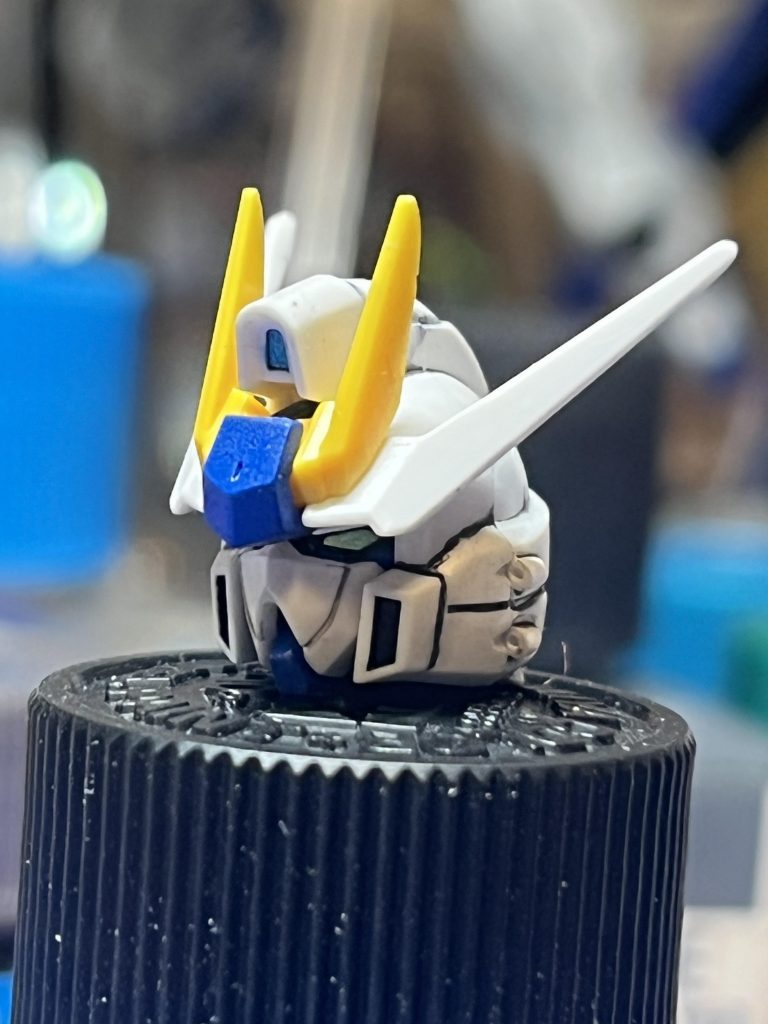 頭はビルドストライクのものにアメストのアンテナとAGE3のフェイスをつけています。