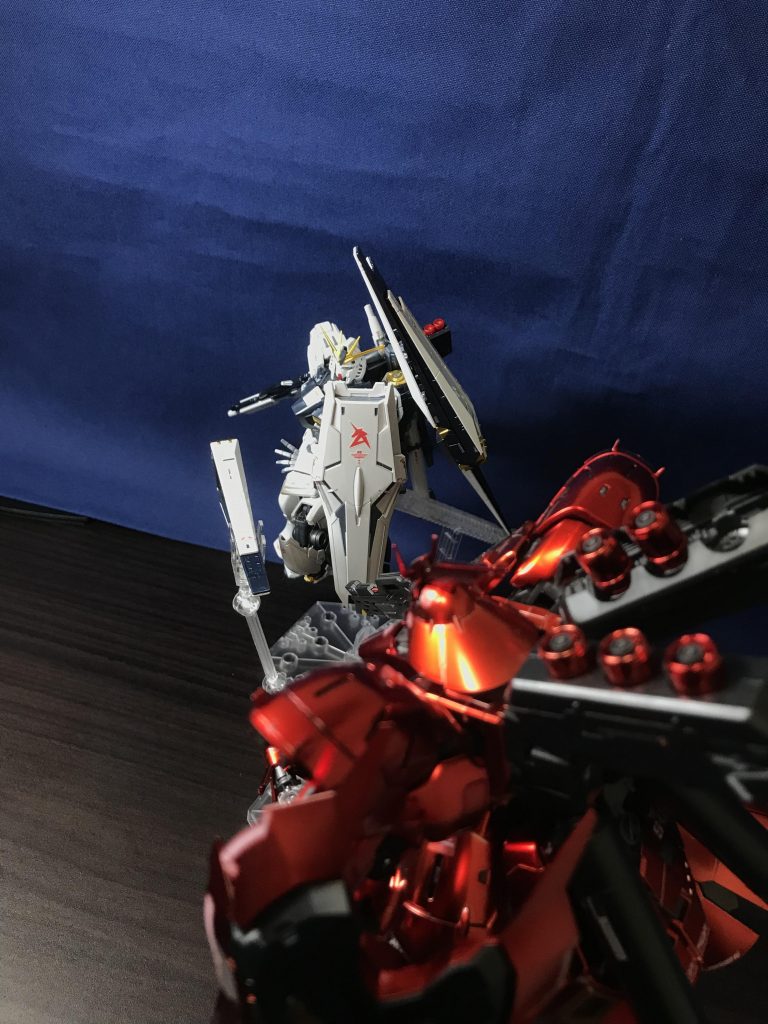 サザビー目線のνガンダム。