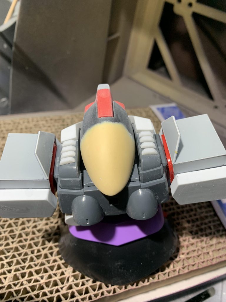 頭部を延長、ショルダーの内部にはフレームを入れて成形しました。