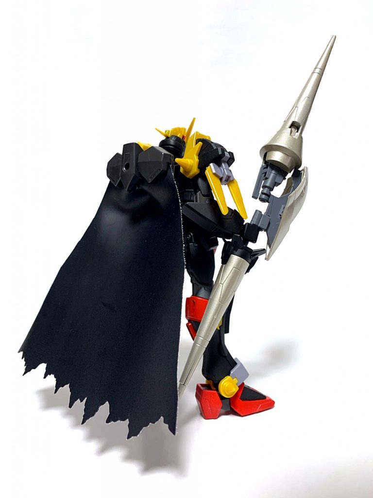 ［背面:ナイトマント］背部には飛行能力を付与するナイトマントを装備。黒騎士のイメージから、マントにはダメージ加工が施されている。ダメージ加工による飛行能力への影響はない。