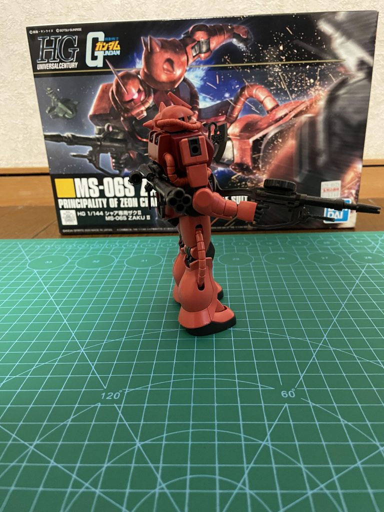 そして地面を見て気付いた方もいると思いますが、何と私、工作マットを買いました‼︎ これで気軽にスジ彫りが出来るかと思います( ^ω^ )今まで作ったガンプラ達も、スジ彫り出来るものはスジ彫りしたい^^