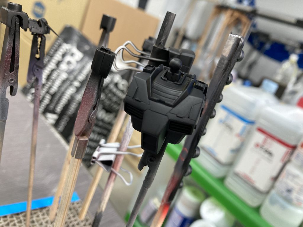 塗装は装甲は下地に黒サフを吹いてグラデーション塗装。フレームと武器類はメカサフのまま。装甲白、緑、青っぽい黒は調色し製作。特にクールホワイトにニュートラルグレーを数滴混ぜたオリジナルホワイトがうまくいった。これはプロモデラー、アーリーチョップさんのオリジナルホワイトを目指して試してみた。白装甲は白で塗るべきではない・・・。白に近いグレーは最強だ・・・。