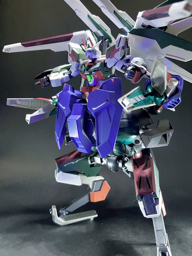 逆関節の脚ですがめちゃくちゃ安定して自立できます。ウォドムポッドの本来の脚はウォドムポッドの頭に3ミリ穴を開けて脚の接続部を差し込み、写真のようにアームのように見せました。