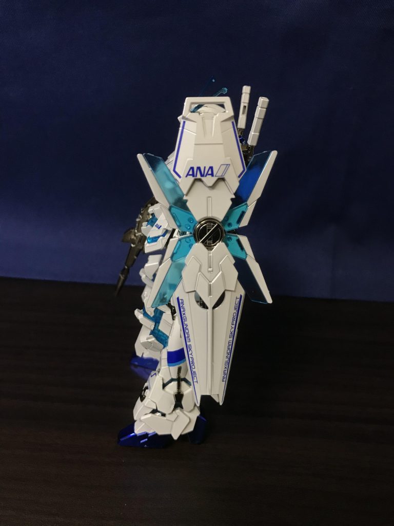 サイド左。ぺルフェクティビリティとは違う、空を思わせる爽やかなサイコフレームの色。