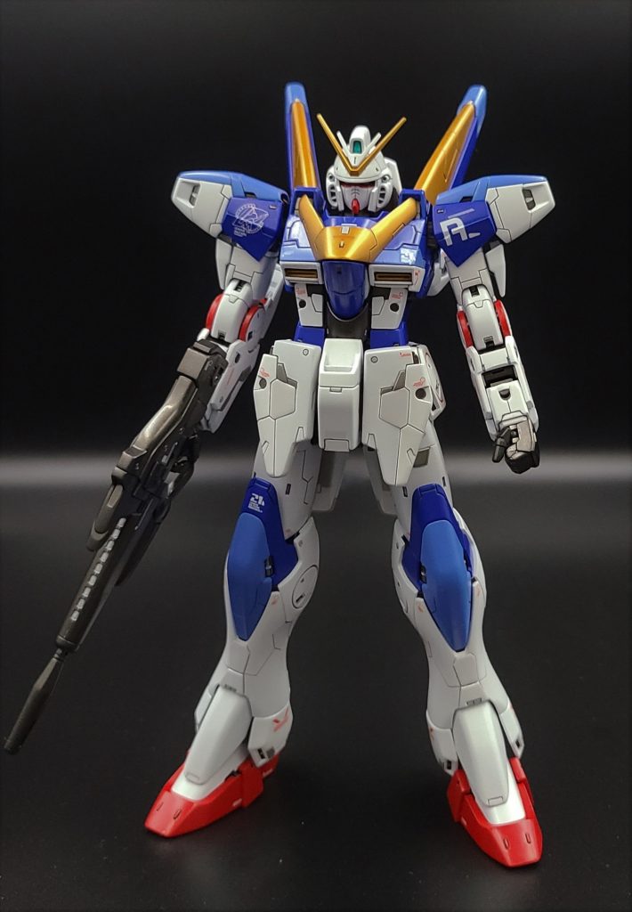 V2を正面から見たときが胸部小型化と肩アーマー大型化した効果が判りやすく好きなアングルです。