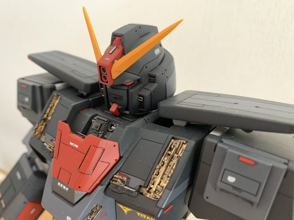 胸の黄色い部分がどうも気になり、ゴチャメカを埋め込みました。