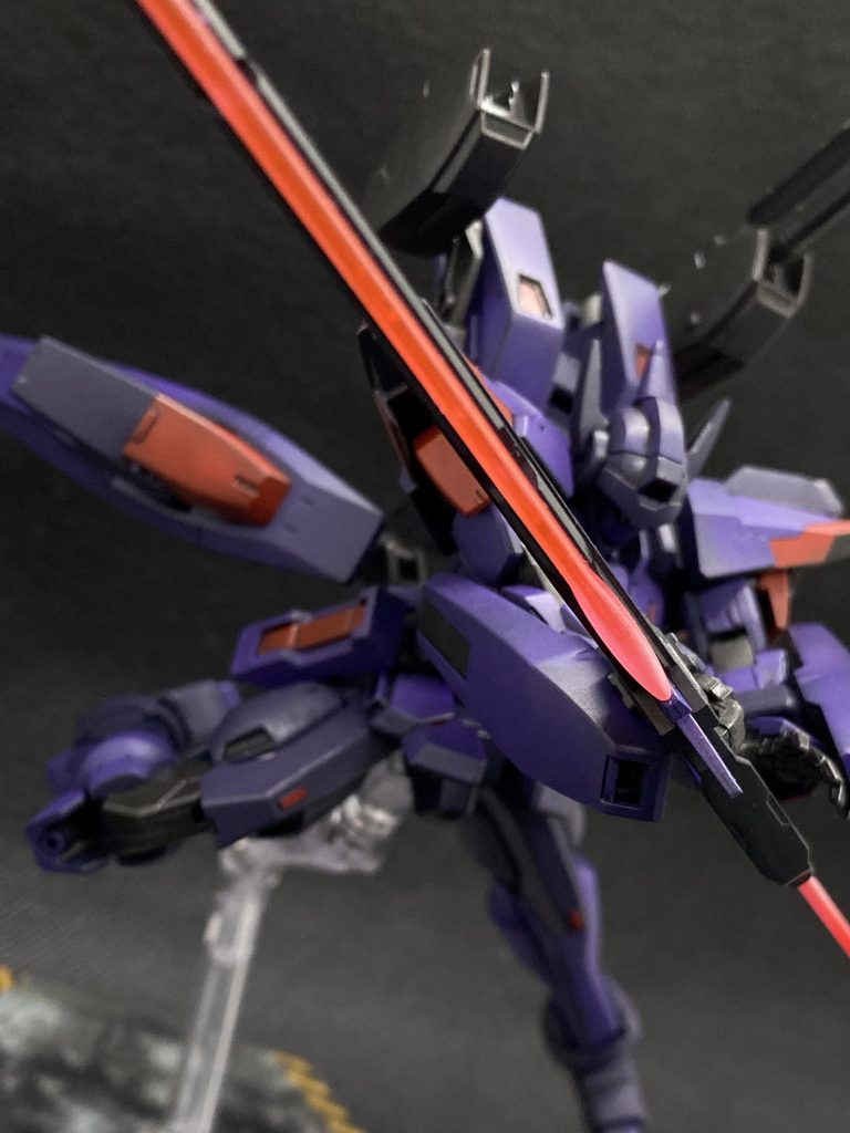 長刀はデスティニーからアロンダイトを拝借。持ち手下にはAGE系キットのサーベル部分を取り付け、下からもビーム刃が出ます。これで2倍強い。