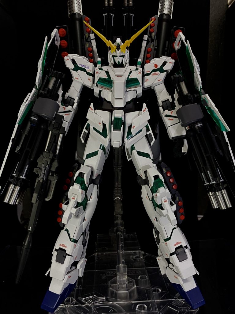 正面ショット。MGユニコーンは足が長いだの言われてますが、武器フル装備するといいバランスじゃないですかー。内部フレーム以外は全塗装。ver.kaと言えばオリジナルデカールですが、これまた数がハンパない(T ^ T)。しかもドライデカールって難易度高すぎ。ドライデカール苦手なのでフェネクスの余りやらガンダムデカールかき集めて水転写にしました。それはそれで苦行でしたがw