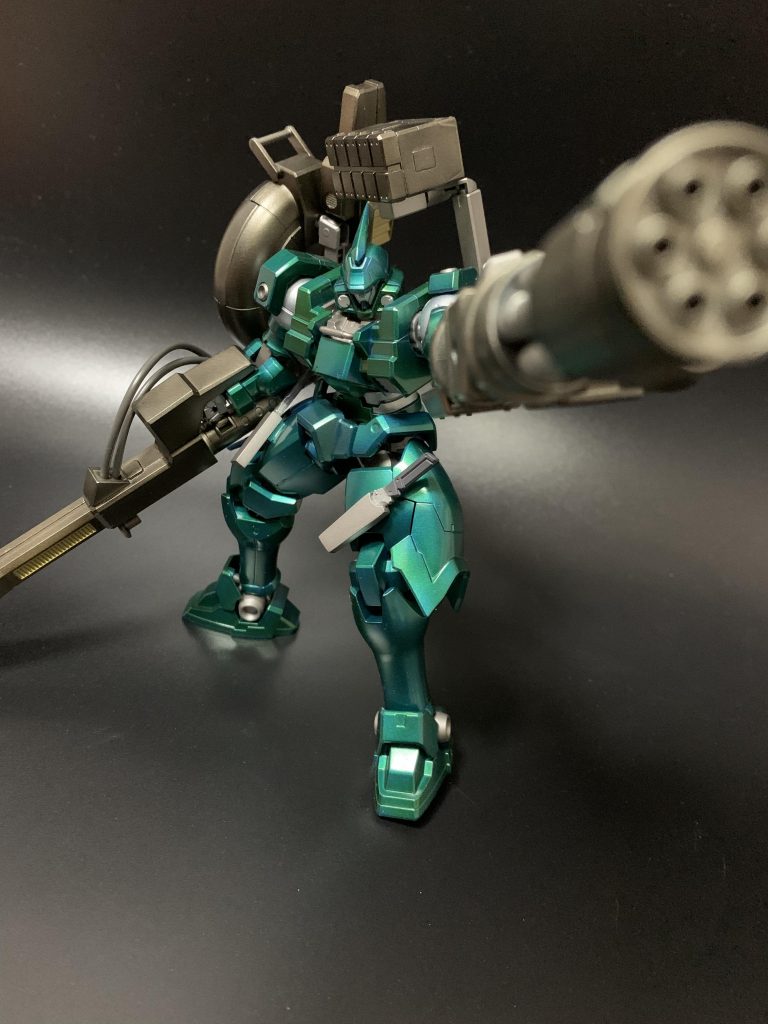 左にはメガガトリングを装備。ヘビーアームズの後継機を意識するなら外せない装備でしょう。バックパックとアームで繋がっているの瞬時に装着可能です。