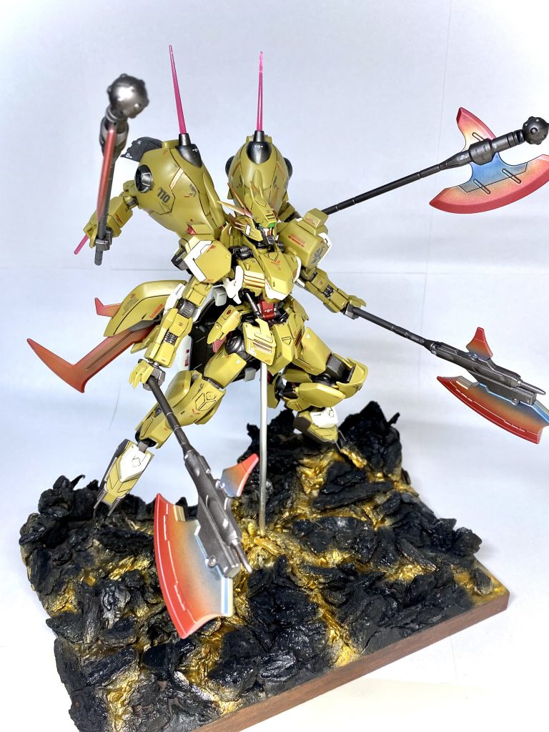 アックス関連は鉄血系のパーツそのままで塗装をグラデし血を連想しそうな感じにしています。土台はマグマ感をだしてみました。土台は100均の台とウッドチップ&粘土です。