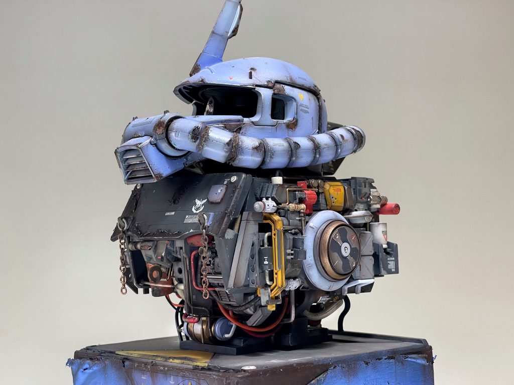 色々なジャンクパーツやプラ材や加工したりしながらメカ部分を構成させてゆきました。