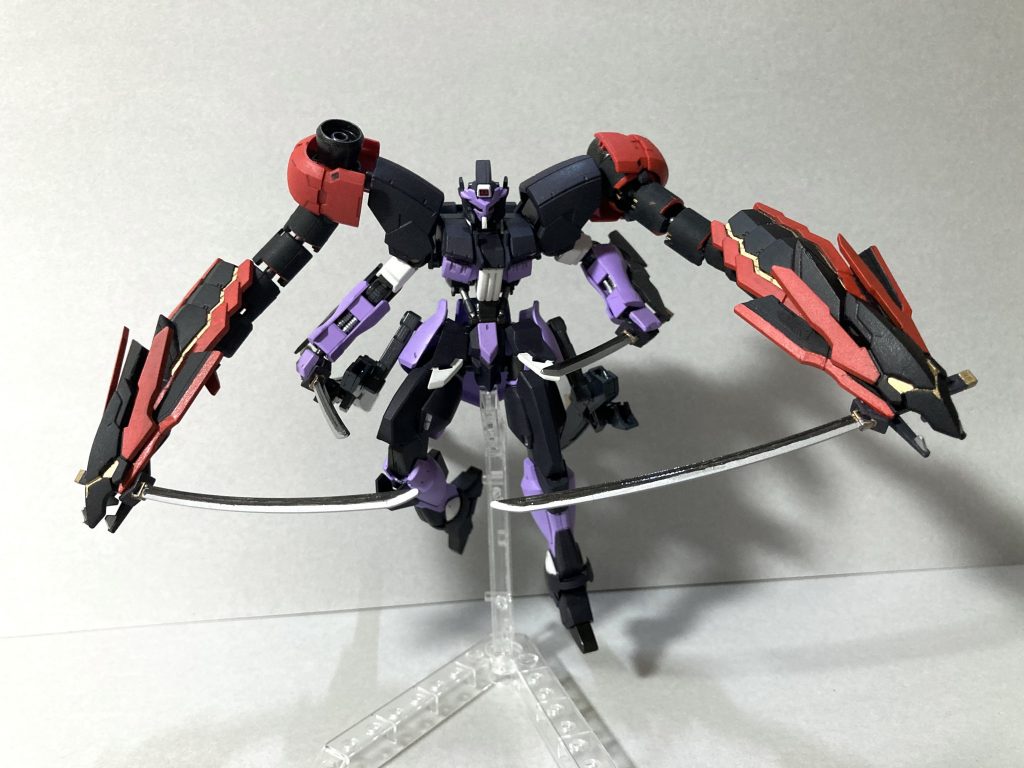 ドラゴンヘッドは刀も保持でき、四刀流での攻撃が可能。