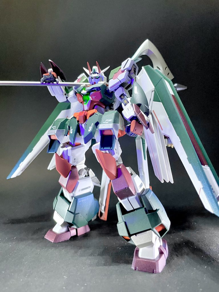 こちらがガンダムグリム。カラーリングは緑と白をメインとし、オレンジや赤でアクセントを付けました。オレンジはまず胸部に視線が行くように配置し、そこから顔へと視線誘導させているつもりです。見た人がそんな感じで視線が誘導されていれば嬉しいです♪赤はオレンジに目が行きやすくするために、オレンジの側に配色しています。