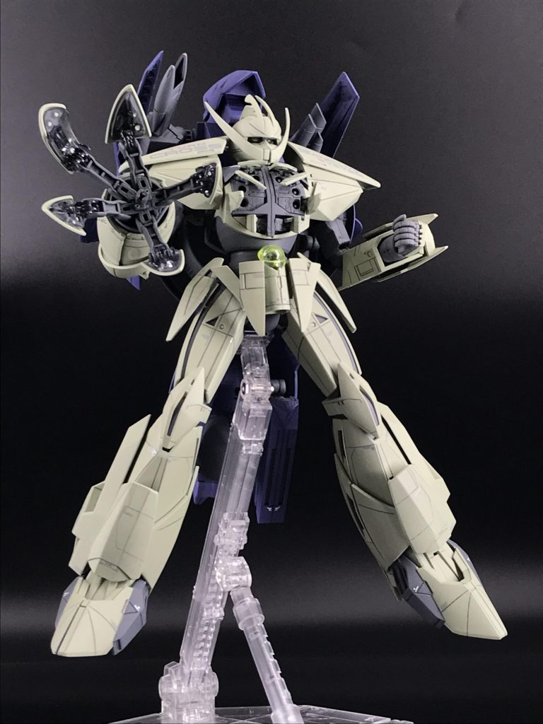 フルムーン（フルアーマー）の名に違わぬ高火力機体となっています。隠し設定のサテライトシステムは月光蝶を発動した後に散布したナノマシンをリフレクターとしてマイクロウェーブを受信し、蓄積したエネルギーを各武装に振り分けることで絶大なパワーを得る事ができます。