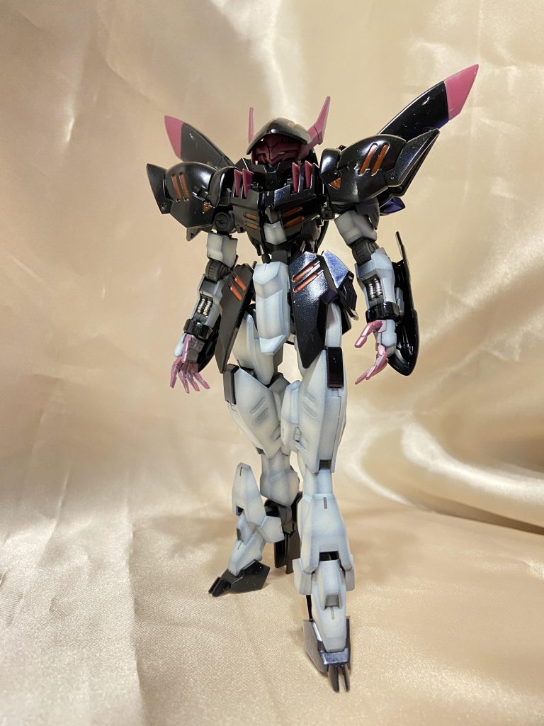 デカール悩みました。ギャラルホルンに長年属するナディラ家…と説明書に書いてありギャラルホルンのデカールでいいのか?もしくはナディラ家の紋章があるのか?悩んだ末貼るのはやめました。それとパイロットの方は男装の麗人と書いてあったのでたたずまいを女性っぽく見せました。