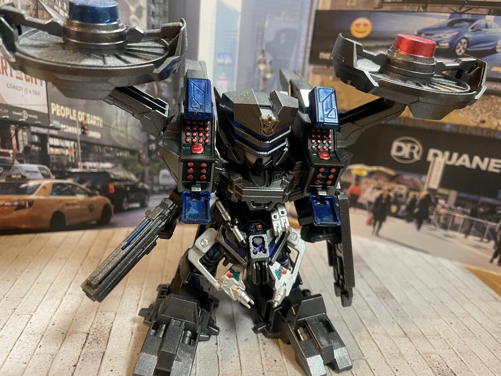 飛行ユニット装備。足元は無駄にレールガン仕様。空飛ぶには間違いなく重め。