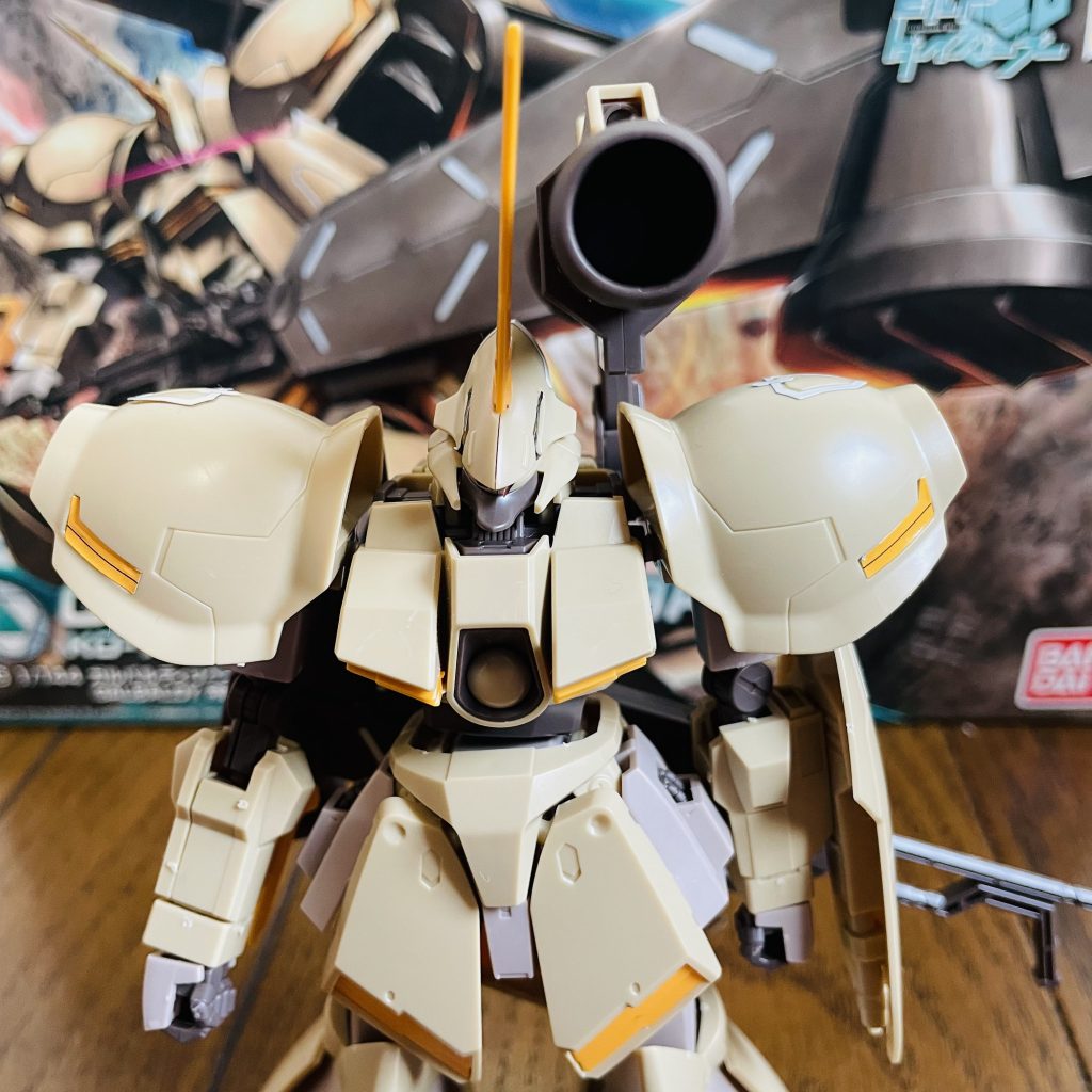 頭部のアップ!!こちらの機体に乗るパイロットの少年はイケメンのくせに、機体本体の顔付きはイカついよな?