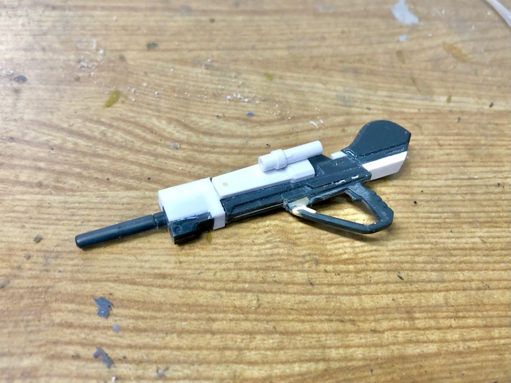 零式用ビームライフルです。ここだけはプラ板をふんだんに使って形を近づけています。トリガー部分はザクマシンガンから持ってきました。 以上です。赤い機体は実に3年ぶりでした。派手な色は塗装が映えるのでガンガンやっていきたいですね。
