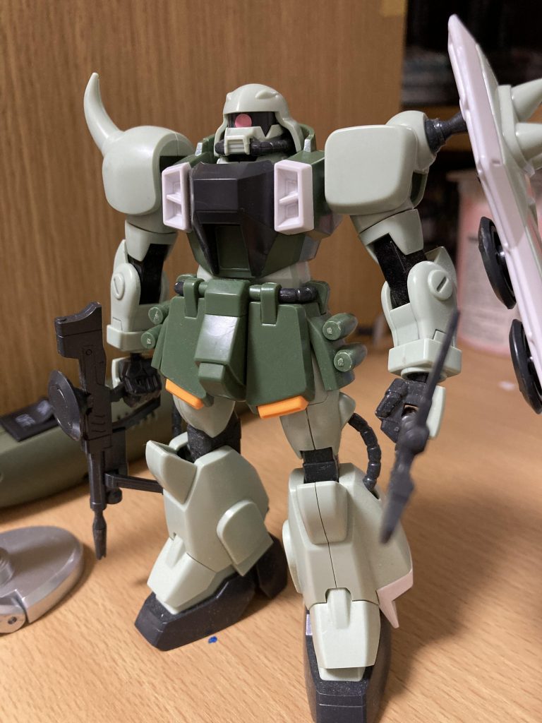 素組君2号は部品が全部揃ってました。そのうち色塗ろうと思います。アクリジョン  よもぎ色、暗緑色中島系、濃緑色、ミッドナイトブルー、タイヤブラック、黄橙色ガンダム マーカー ホワイト、ニューホワイト、ブラック、ツヤ消しクリア、蛍光ピンク黒サインペンリアルタッチマーカー、艶消しトップコート