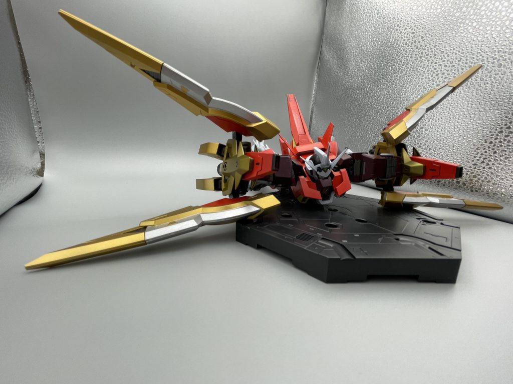 変形状態このギミックを残しつつやりたい放題に盛るのは大変でした…X状に広げたソードを翼刃付きの砲塔として扱います。シナンジュ脚が重すぎたのと、ロック・ランディング機構をオミットした為に直置きしか出来なかったのは反省点。