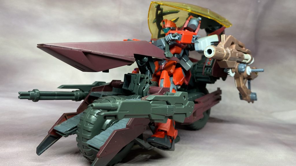 ライドモード。ストライクが跨がれるようにアームの長さを調整するのが大変で跨ってはアームの調整と製作時間に1番かかった箇所でした…( ゚д゚)