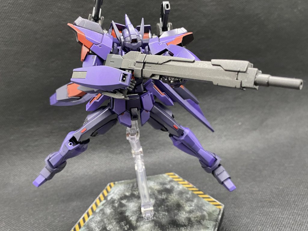 一応、ガンプラバトルの想定もしていたので長距離用のロングレンジライフルを装備。元の機体がいいので武装は何を持っても似合いますね(*´ω`*)