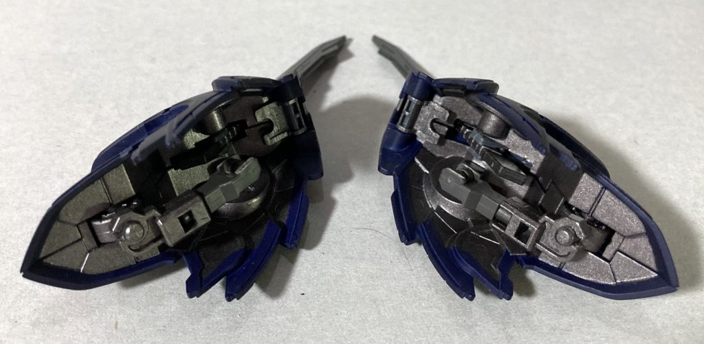 手甲は、甲側、内側ともに開口し、ショートブレードを通して長方形のポリキャップを加工したもので固定しています。腕部にはジャンクパーツの肘、上腕フレームとフラウロスのシールド接続パーツをつなげて腕部に装備しています。着脱可能!