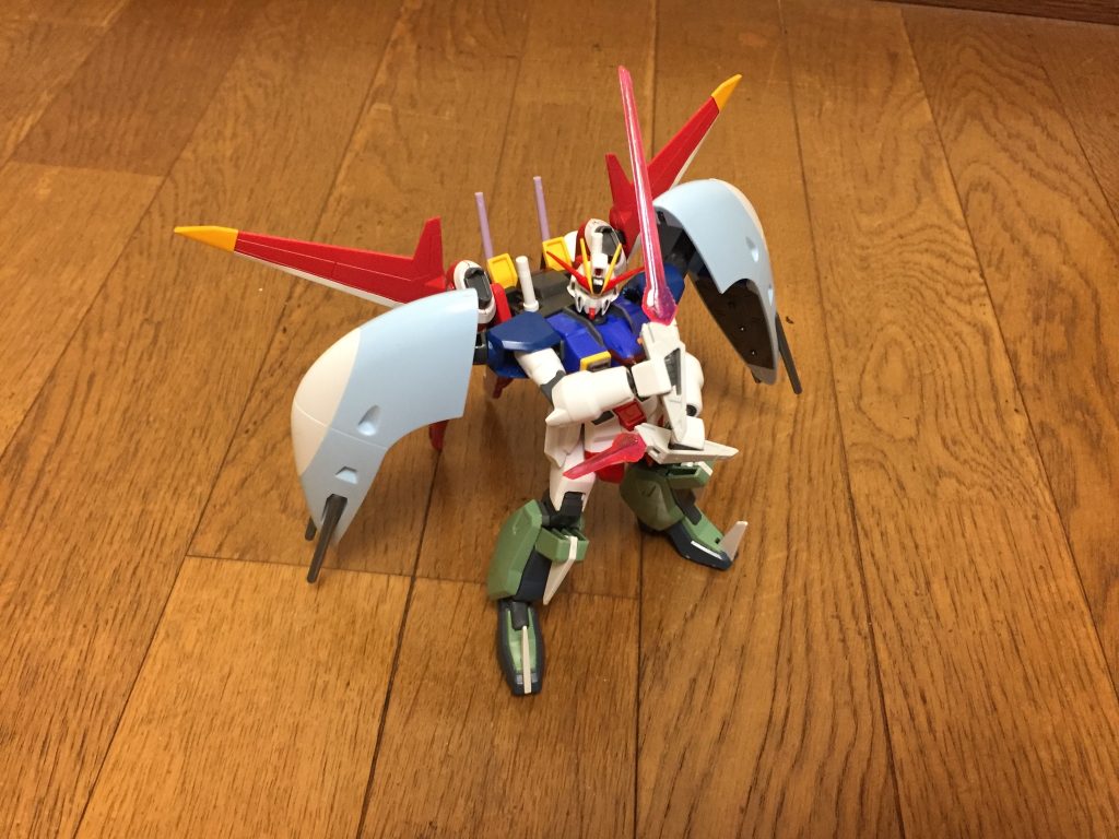 本機は、ビームランスやビームサーベルを駆使した一撃離脱戦法や接近戦、ビームライフルによる中距離射撃戦、ハーデスシルエットの大口径プラズマ収束ビーム砲による長距離砲撃、両肩シールド裏面に内蔵されたビーム砲と実体兵器による制圧戦など、多彩な武器を駆使した変幻自在な攻防戦を得意とする。本機の製造経緯について本機は元々「セカンドステージシリーズの5体の特徴を集約する」というコンセプトの下に建造された試作機であり、プラント最高評議会議長のギルバート・デュランダルの指示によって、当初からシン・アスカの専用機としての完成を目指していた。本機のロールアウトは「ZGMF-X42S デスティニーガンダム」より前となるが、上記のヨモツシステムの存在もあって、本機はパイロットへの負担を全く考慮しない欠陥品に等しい機体となってしまった。だがデュランダルは、プロトタイプである本機をシンに搭乗させず、自らが敢えて搭乗し実験を繰り返す事で、戦闘データを集め、さらにアルティメット細胞の技術を手に入れた後、全ての反省点を生かして完成させた究極のMSをシンに譲渡している。自らの命を削ってまで、シン・アスカ専用機を完成させようとした理由デュランダルは、自らが「人類を救う最後の防衛策」としてデスティニー・プランを以前から計画していたが、何者かの手によって改竄された上で内容が公開され、結果的にデュランダルは政治的に危機的状況に陥ってしまった。しかも、唯一の味方にして腹心でもあるレイ・ザ・バレルも、戦闘中に重傷を負わされ生死を彷徨う事態にも発展し、さしものデュランダルも取り乱さざるを得なかった。だがそんな中、オーブから受けた悲惨な仕打ちで心身共に傷ついたシン・アスカは、レイの容態を回復させ、さらにはプラン改竄の証拠を見つけてデュランダルの無実を証明し、彼らを名誉・心身共に回復させたのだった。さらには、シンからは「自らを利用していた事実」を知りながらも、それでも罵詈雑言を一切せず、逆に彼らへの感謝と敬意を伝え、その上で「オーブ上層部から国民を救う為に、その力を貸して欲しい」と願いを打ち明ける。オーブでの凄惨な仕打ちを受け、さらには自分たちの目的を知って、幾度も絶望していたはずシンの優しさと、そんな彼を利用してきた事への罪悪感を痛感したデュランダルとレイは、本心からシンに謝罪を示し、彼の力となる決意を固めた。つまり本機は、「オーブへの復讐と支配」「オーブ上層部から国民を救う」というシンの願いを叶える為に、彼がいずれ手に入れるであろう究極の力として作られた試作機である。※ちなみに今回の独自設定は、仮面ライダー龍玄・黄泉 ヨモツヘグリアームズをモチーフとしています。