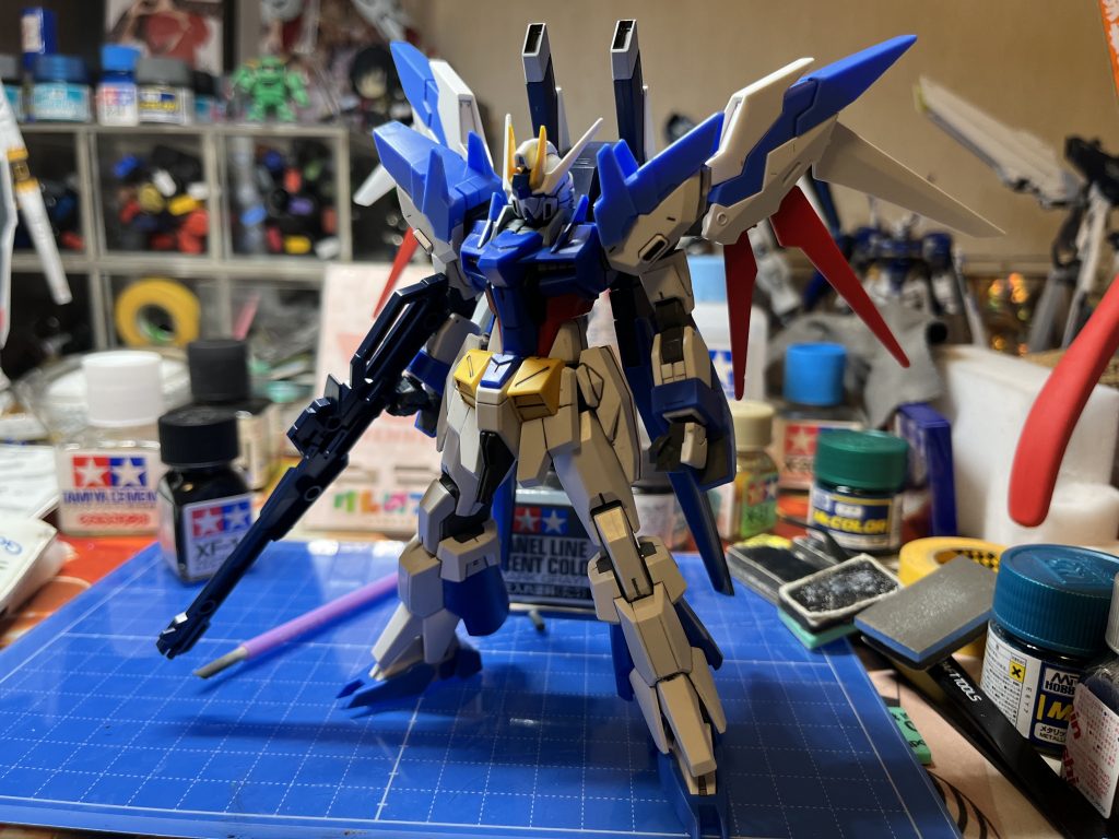 当初はHi-νヴレイブの肩を使用してましたが、肩が大きすぎる気がしたので、AGE-FXに変更しました。またパックバックのウイングの部分はエールストライクのものを使用し、穴埋めにストフリのレールガンの先端とダブルエックスのパーツを使っています。