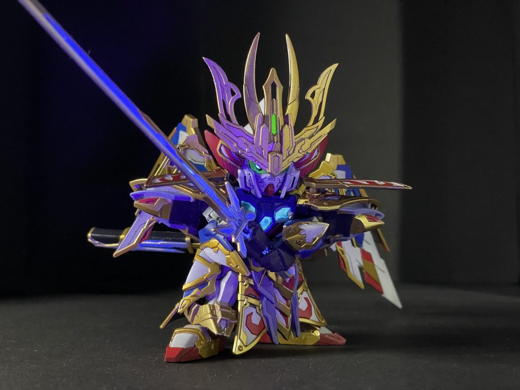 今回も蛍光塗料ブラックライトペイント・ルミネを使った蛍光発光ギミックありです。目と額がグリーン、クリアパーツ、刀、鞘が青に光ります✨