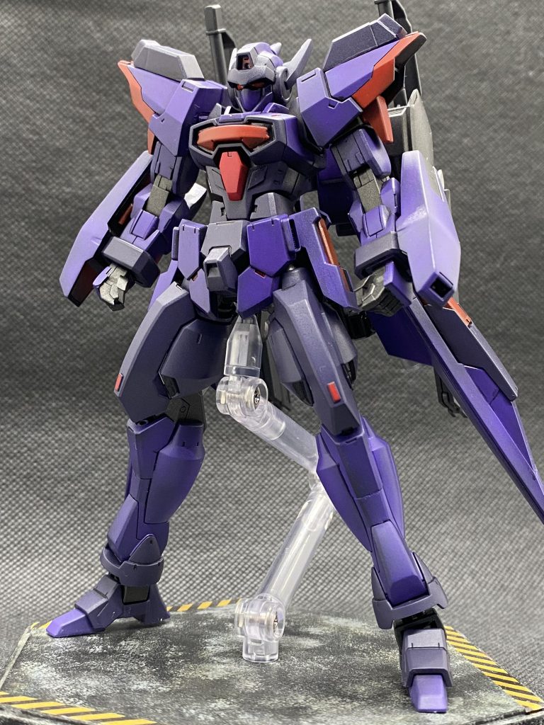 正面。素体から大きな変更は無く、カラーリングの紫を主体に塗装しました。えぇ。そうです。武御雷です。肩は合わせ目消しをする過程上、HGνガンダムのような構造になっています。そのままだと平坦すぎるのでスジ彫りで情報量も増やしました。