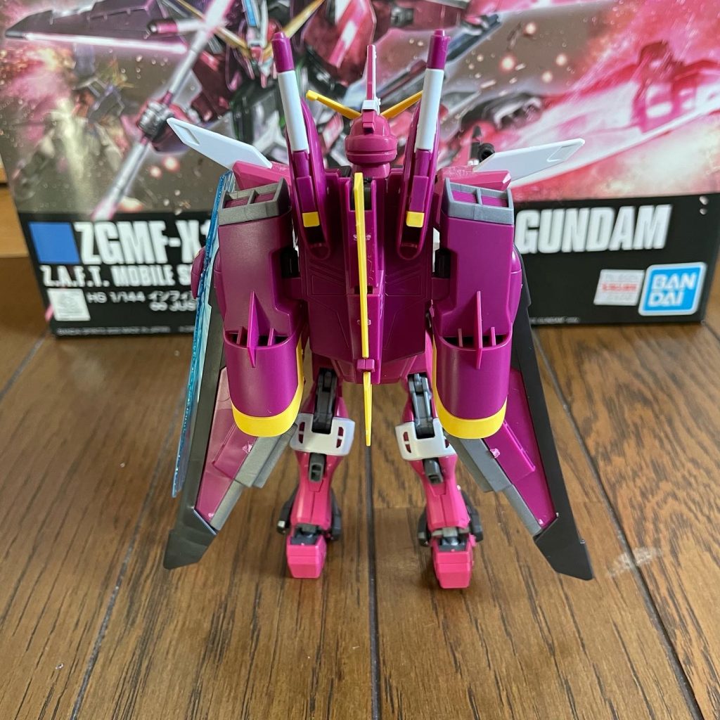 　バックパックを背中に取り付けて撮影！！結構ずっしり感がありますが、ちゃんと自立して立ってくれるのが素晴らしいです♪