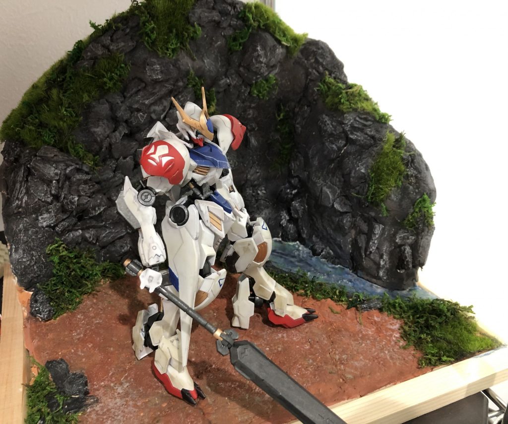 バルバトス置いてみたパターン。棒立ちだと、景色の意味なし…。景色に合わせたらウェザリングも弱いなぁ。いやー、久しぶりのガンプラ、楽しいですね！