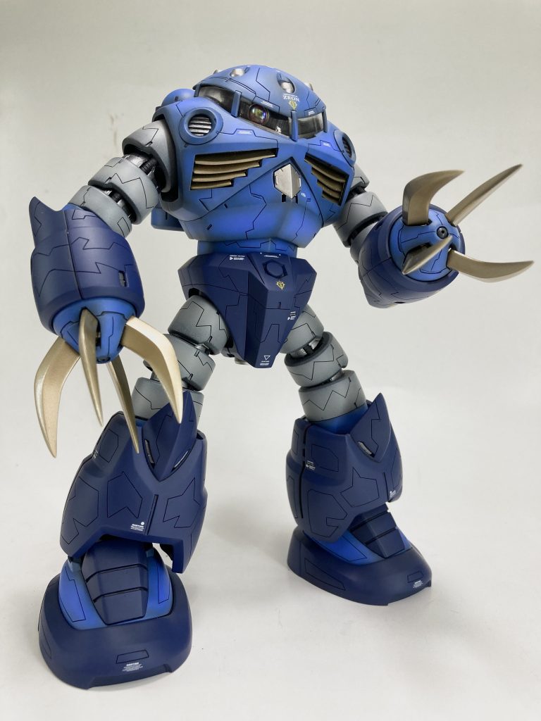 腕と脚は左右非対称でスジボリしました。モノアイはハイキューパーツのレンズを使用。塗装はメカサフからのグラデ塗装をしてます。