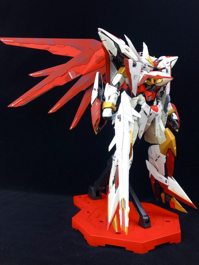 シャープで直線的なラインで構成されたエクリプスにフリーダムの翼はやはり似合う。本体の白はパールマーズライトグレーとパールコールドホワイトの二色を使用。