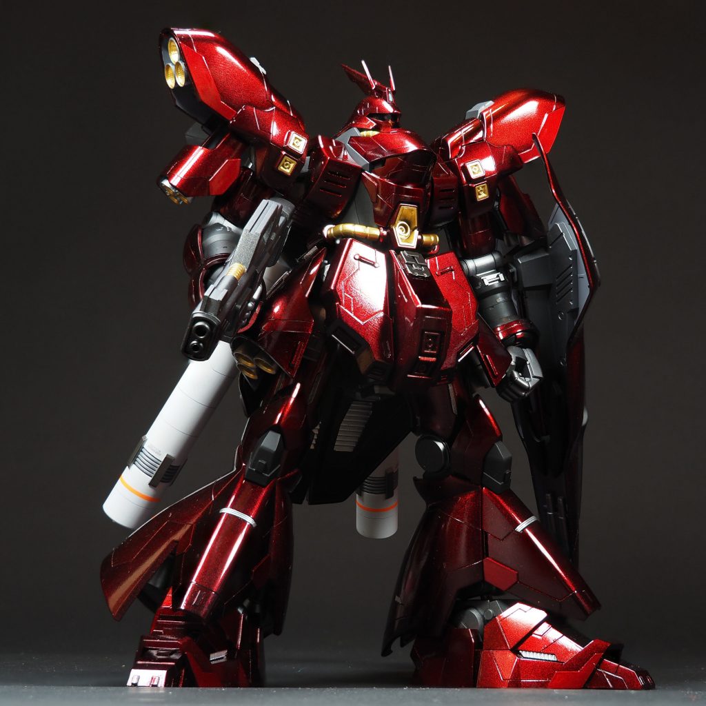 今回のキャンディ塗装は、あるブログに書かれていた「重厚感のあるキャンディ塗装」を参考にさせていただきました。黒下地の上に、スターブライトシルバーをアラ吹き、その上にクリアレッドを吹いてあります。画像だと目立ちませんが、肩などのプラ板部分等は、シルバーを普通に吹いてあり、パネル色分けになるようにしてあります。