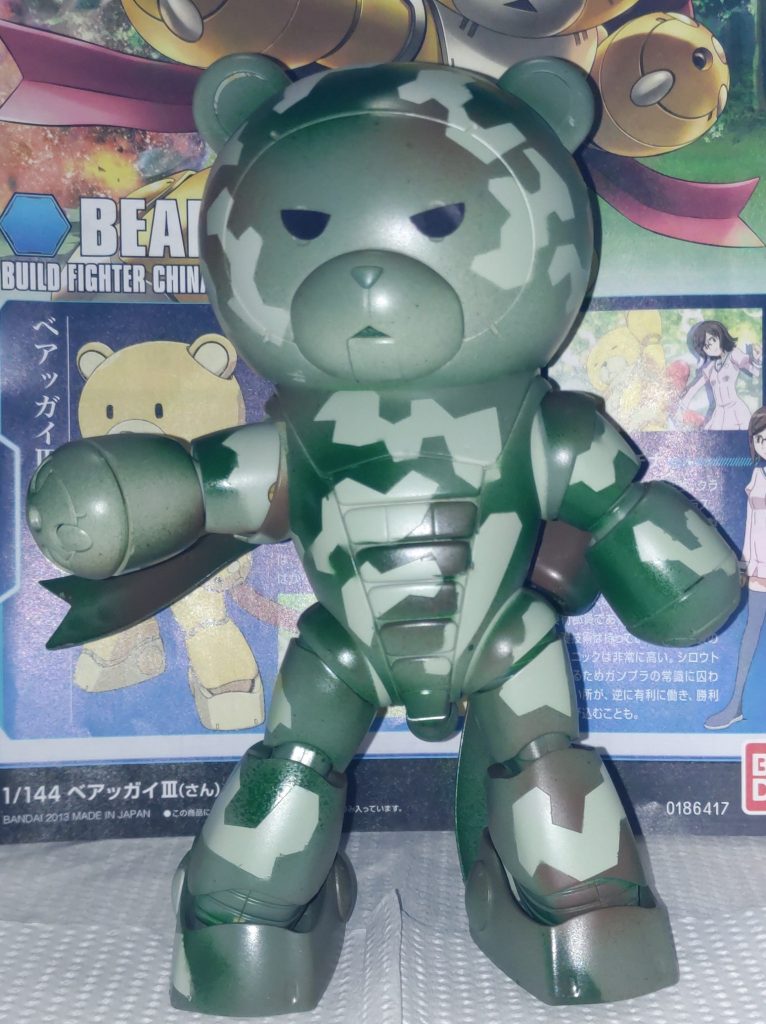 乾燥したら、マスキングテープを剥がして出来上がりです。最後に目は付属のシールを貼りました。初めて試した手法ですが、予想外に上手く出来たと思います。