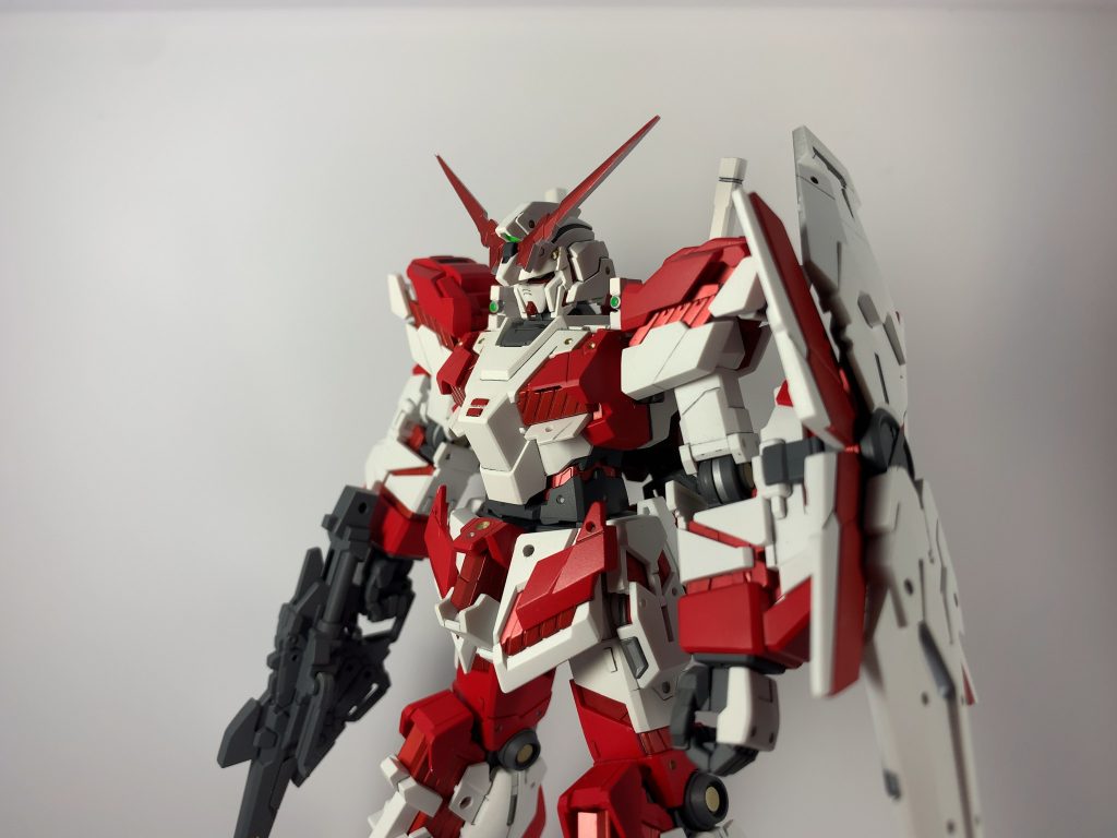 こちらはユニコーンガンダム焔です。塗装を初めて間もない頃に作った作品になります。この作品は改修などは行なっていませんが、部分塗装に力をいれており、なかなかのお気に入りです。