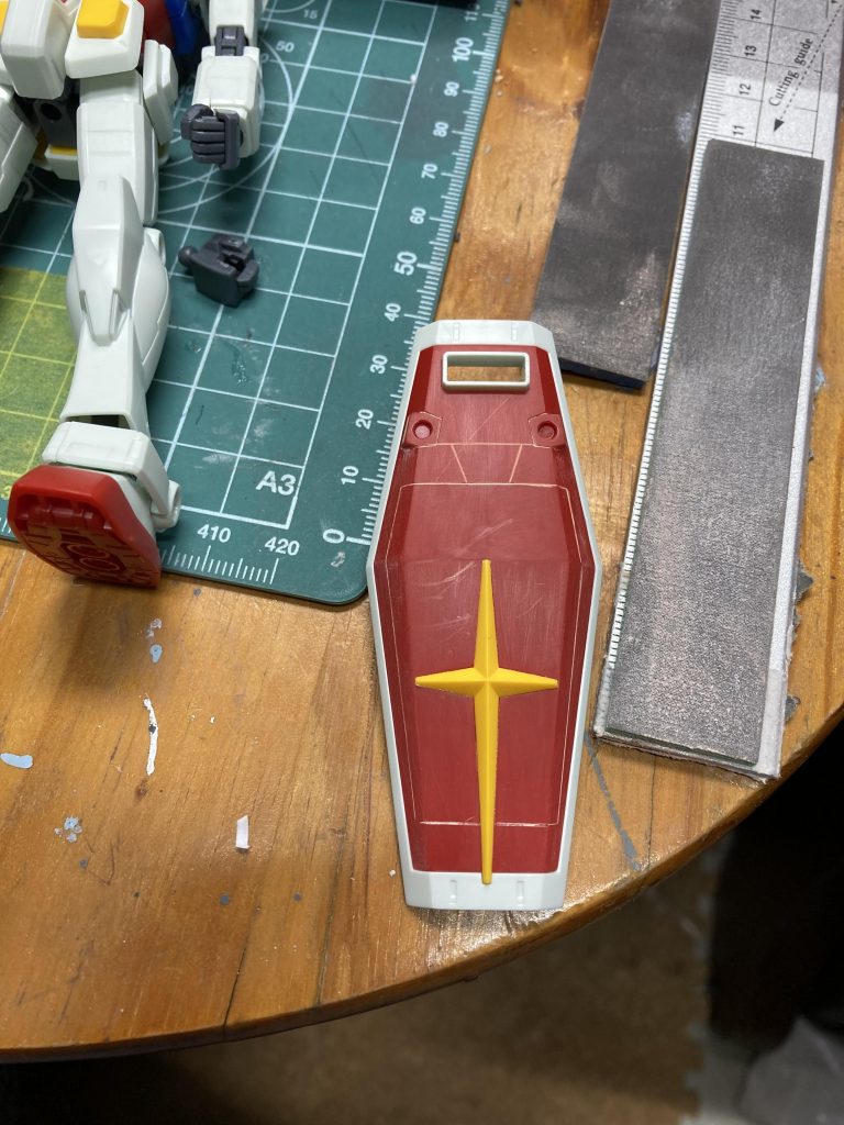 苦手なスジボリにも挑戦した。ラインチゼル0.1㎜でほった。途中で刃がかけたので焦ったが、紙やすりで研ぎつつ使えるように改造した。スジボリしていた時点では、アニメカラーの予定だったのでスジボリが目立たなくなったのは盲点。凸モールドにも挑戦し成功しました。これらのテクニックは今後も使い続けると思う。