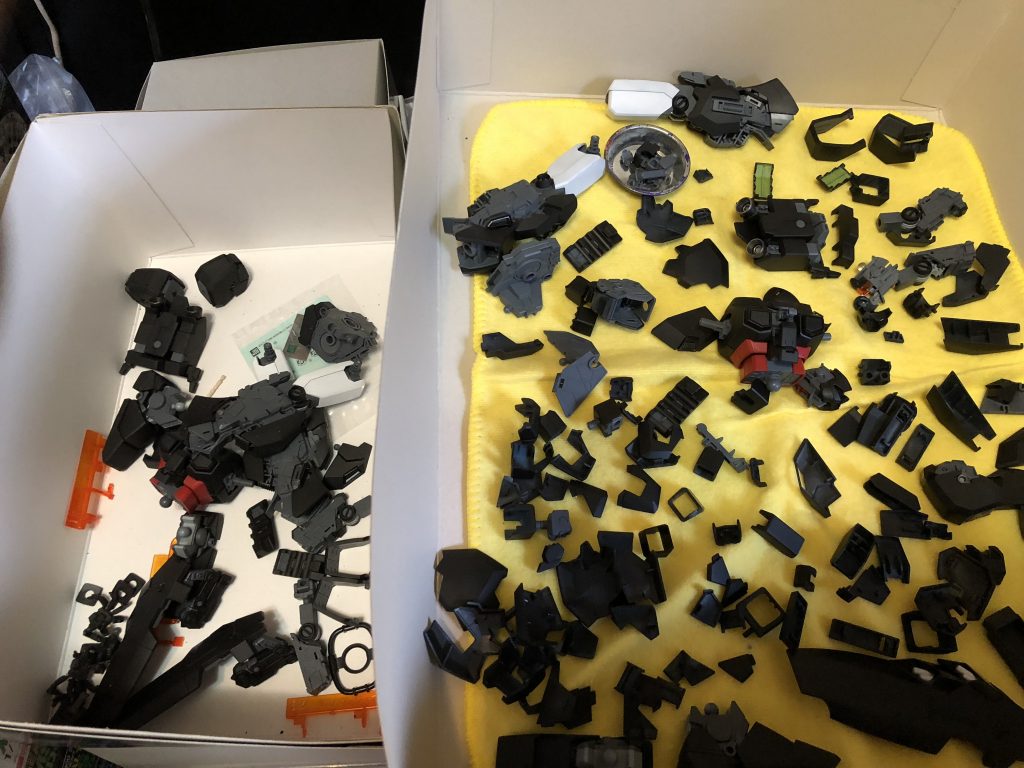 ジェスタとキャノンにブラシ塗装です。この時に並行してリゼルC型も製作に入るんですがパーツ量と机の散らかり具合とヤスリがけにイライラしてたのかリゼルの写メが1枚も無かったです(笑)