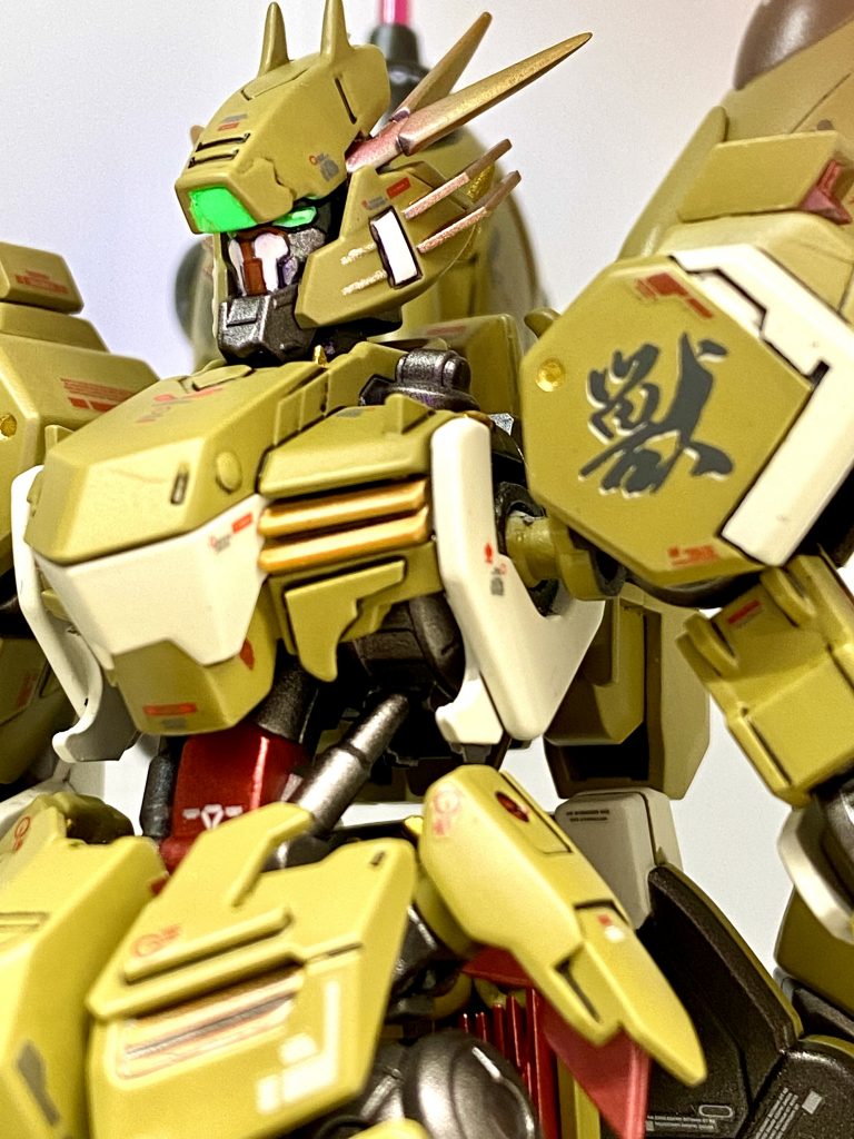 プラバン等を加工し牙感を全体的に施しています。胸の排気口を目のイメージとして腹部も口のイメージにして牙を入れています。腹部は赤色に塗装し口の中をイメージしました。アンテナを増やし、髭風のアンテナも増やしてライオン感をだしてみました。