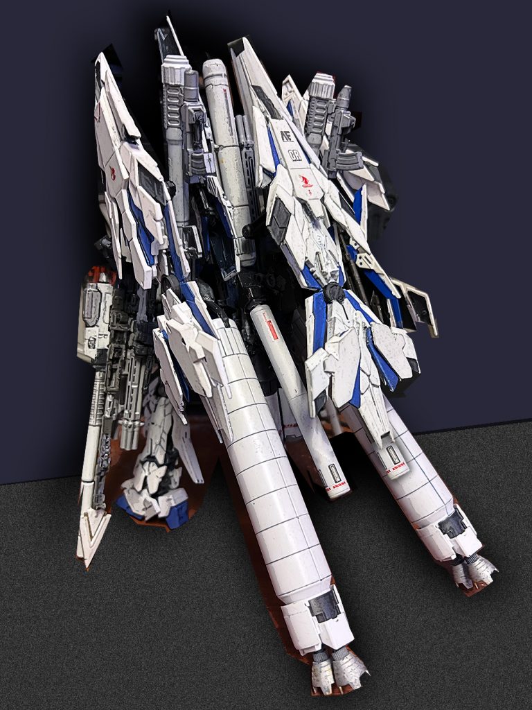 背面。本体がほとんど見えない。製作途中でデカールが行方不明になったので貼ったのは途中まで。。大型ブースターも角度変更して出っ張りすぎないようにしてみた。バーニアも交換出来上がってから撮影でペタペタ触ってたら艶消し仕上げのためか結構汚れてきて・・でも下の写真で見たら胸のエッジとか腕とかの汚れ加減が　ナチュラルウェザリングポイ感じもするのでコレはこれでいいのか。W