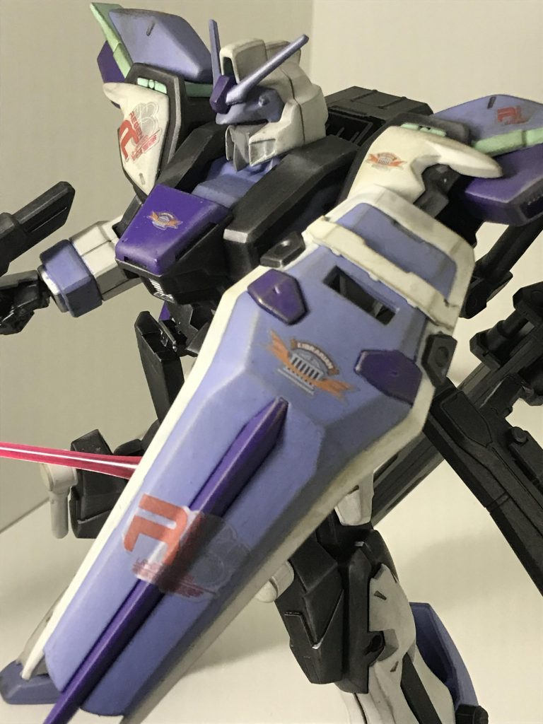 デカールは機体のカラーと違い赤みのあるオレンジが合うか悩みましたが、アクセントになってくれましたね。しかしシールドの機体ロゴはデカールのフィルム部分がバッチリ出てます。コレはよろしくない。実験のつもりで行いました。(説明書指定がコレ、罠です)