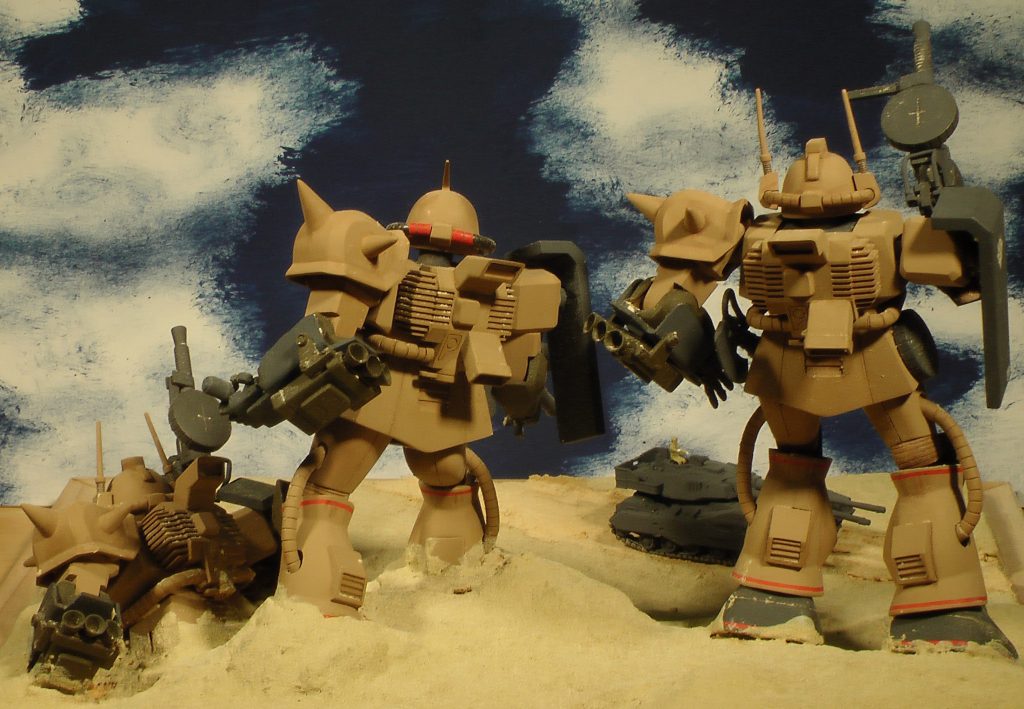 いちばん奥の機体は、ヒートホークで61式戦車をつぶそうとしています。