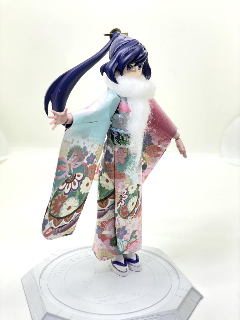 振袖アヤメさん単体です。振袖は配管テープ(非粘着)と和柄の折り紙で作成しました。襟巻きは0.3mmステンレスワイヤーに脱脂綿を両面テープやスプレーのりで貼り付けて作成しました。